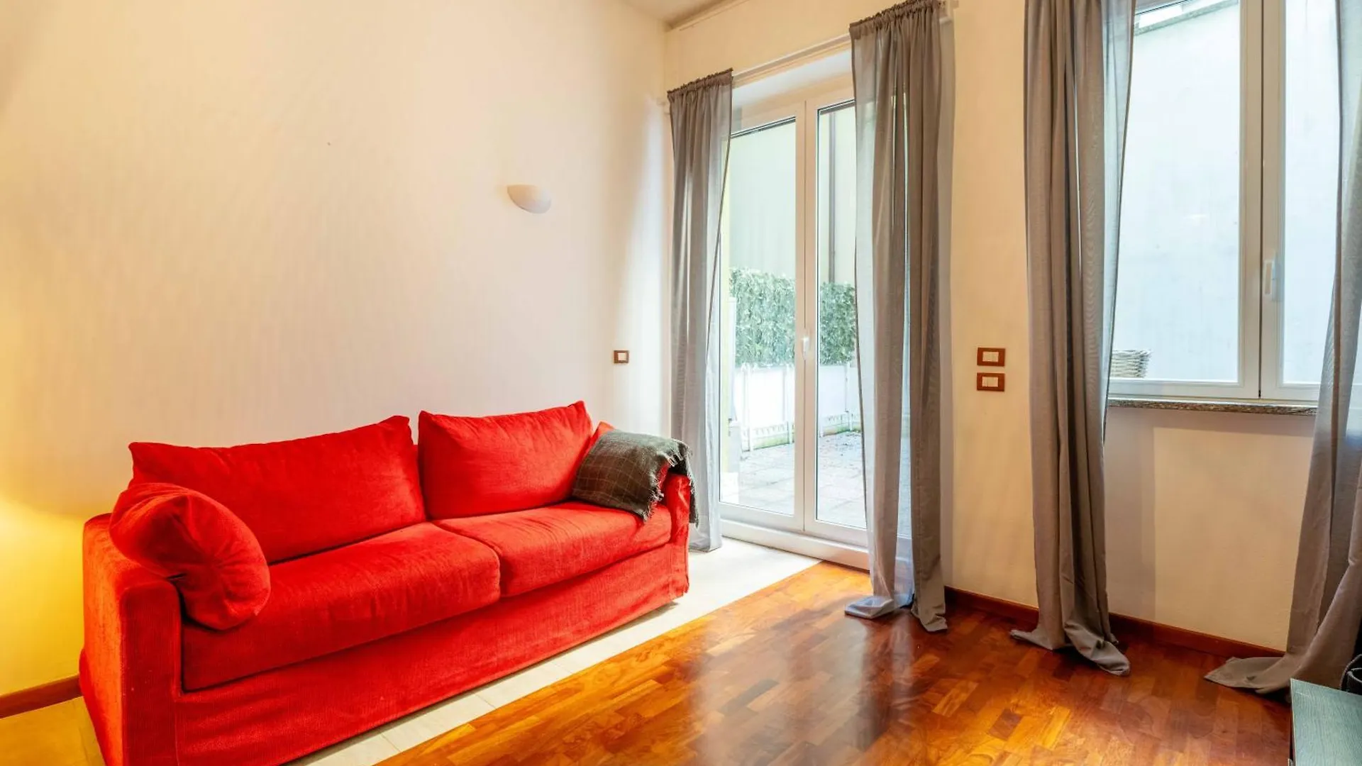 One Bedroom Apartment With Terrace Near Duomo Милан